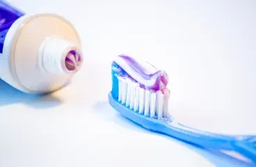 ../microplasticos-en-los-dentifricos-un-riesgo-para-el-medioambiente-y-para-tu-salud-bucal