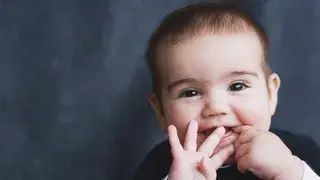 ¿Qué hacer si mi bebé se lleva las manos a la boca?