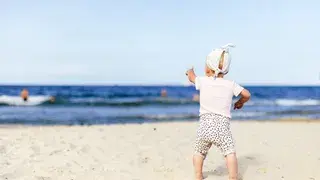 Bebés en la playa por primera vez